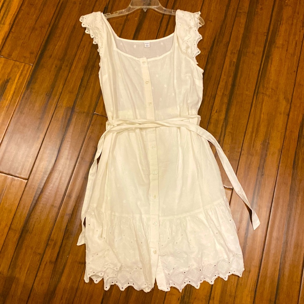 White sleeveless dress with tied waist